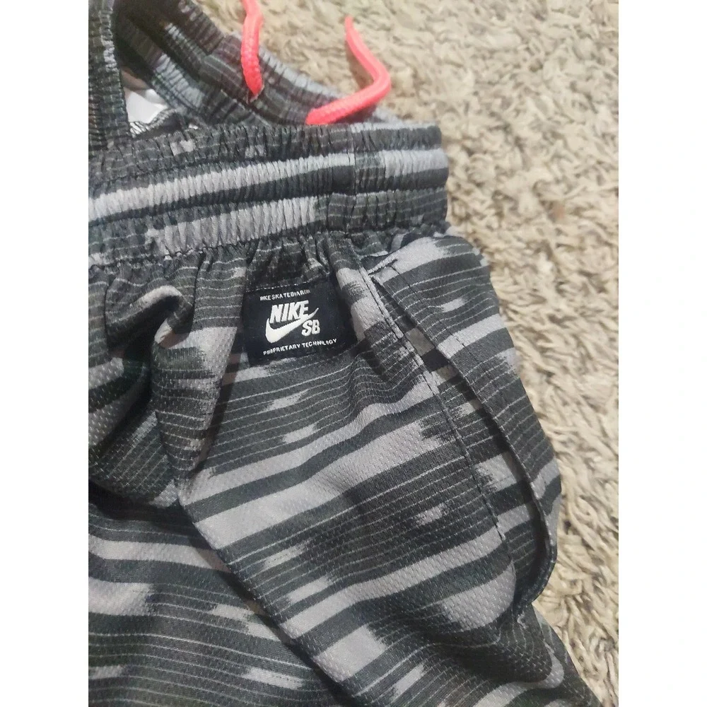 Nike Skateboarding‎ shorts